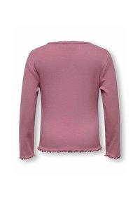 Μακρυμάνικο ριμπ πουκάμισο σε σκόπιμο ροζ χρώμα με διακόσμηση από κρόσσια τύπου μαρουλιού στις μανσέτες και το τελείωμα, εμφανίζεται από πίσω σε λευκό φόντο.