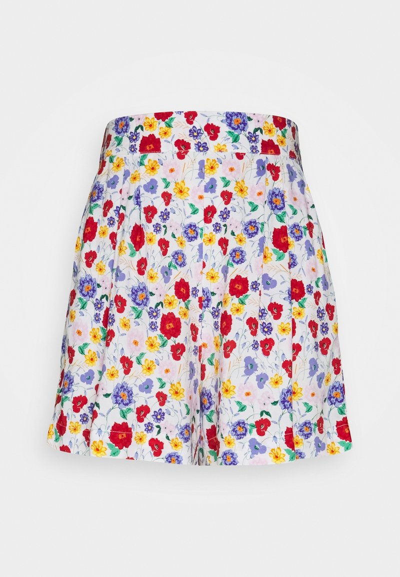 Shorts taille haute avec plis présentant un motif floral coloré de fleurs rouges, jaunes et violettes sur fond blanc.