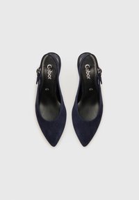 Chaussures slingback en daim navy avec des bouts pointus, présentant une boucle latérale et un revêtement intérieur lisse. Taille indiquée comme 4½.