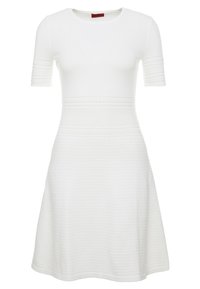 Robe blanche à manches courtes avec un corsage ajusté et une jupe évasée, mettant en avant un relief en côtes et des détails de rayures horizontales.