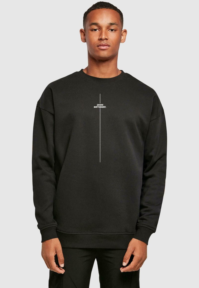Schwarzer Sweatshirt aus weichem Stoff, mit Rundhalsausschnitt und langen Ärmeln. Vorderseitiger Grafikslogan in Weiß mit dem Text "DENKE ANDERS."