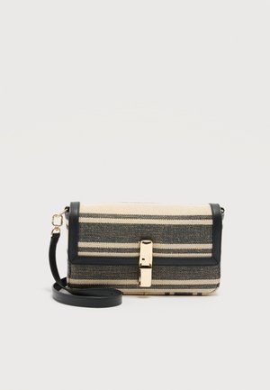 Rektangulær beige og sort stribet crossbody-taske med sort læderkant, guldspænde og justerbar sort læderrem på en lys baggrund.