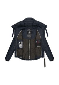 Gevoerde marineblauwe jas met capuchon, voorzien van een contrasterende voering, meerdere binnenzakken en merktext op de stof.