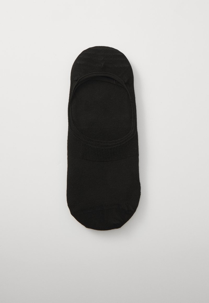 Svart fotbollssocka, låg design, tillverkad av stretchigt tyg, med en mjuk textur och sömlös tåområde. Halkfri grepp runt öppningen.