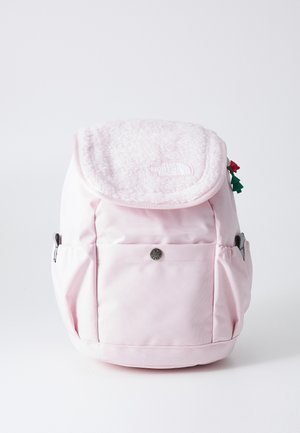 Rosa ryggsekk med mykt fleece-lokk, sidelommer, sølvfargede detaljer og avrundet bunn. Har The North Face-logoen.