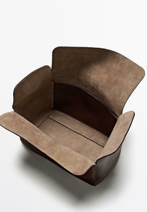 Braune Ledertasche mit weichem Wildlederinnenfutter, offenem Design und abgerundeten Kanten. Strukturierte Außenseite, glatte Oberfläche und geräumiges Innenfach.