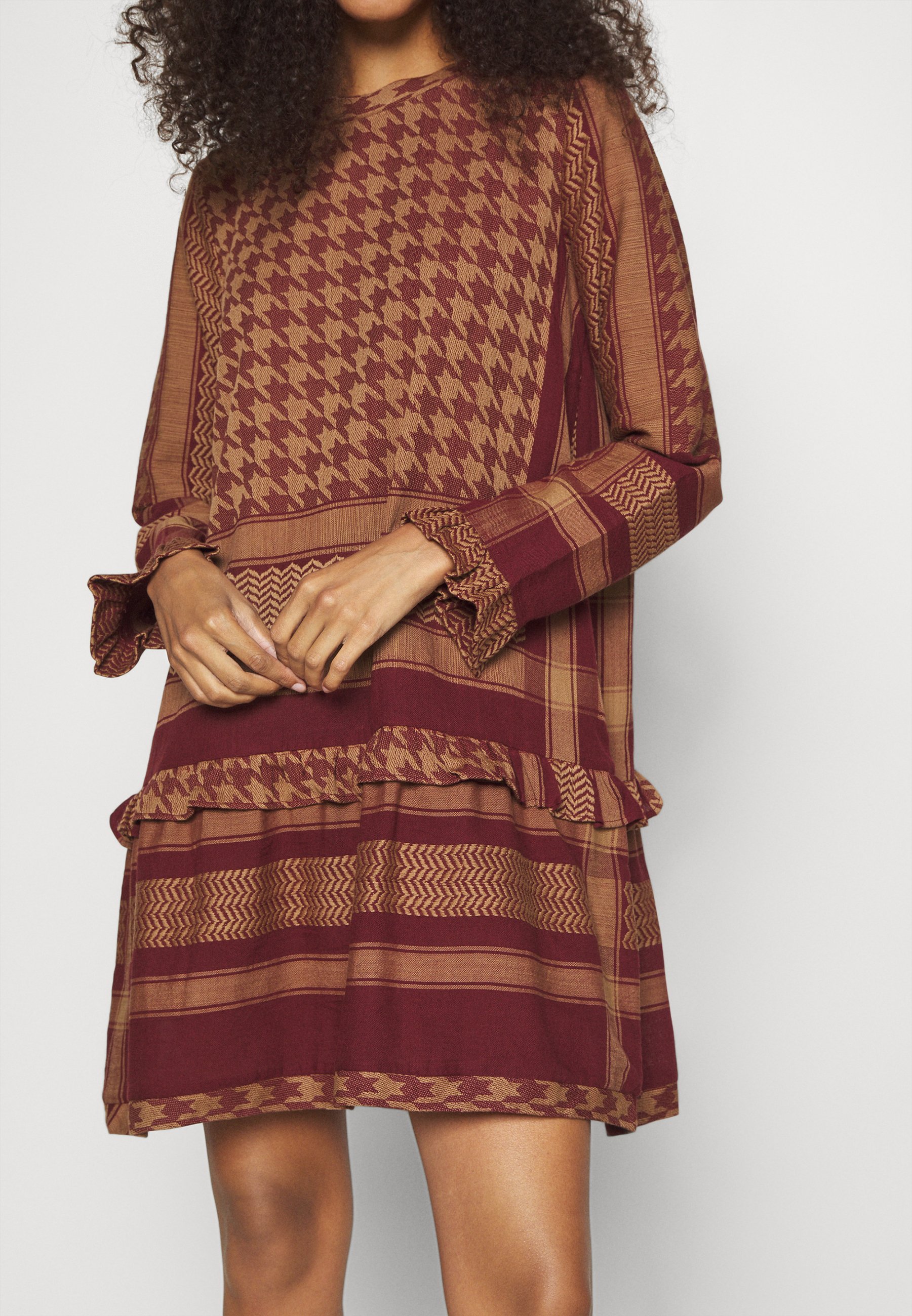 SUMMERY Copenhagen EVELYN FRILL DRESS - Jurk - cordovan/bruin - Zalando.nl