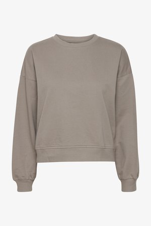 Világosszürke pulóver hosszú ujjal, kerek nyakkivágással, lecsúsztatott vállakkal, bordás mandzsettákkal és laza fazonnal. Puha szövettextúra.