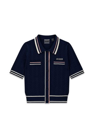 Cárdigan de punto azul marino de manga corta con botones delanteros, rayas rosas y blancas en el cuello, puños, bolsillos y dobladillo, y logo "GUESS" en el pecho.
