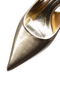 Scarpa con tacco alto in oro metallico, con punta affusolata e superficie liscia e lucida. L'interno è anch'esso in tonalità oro, mettendo in risalto la sua finitura brillante.