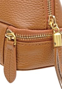 Borsa in pelle marrone con texture, con zip e dettagli in oro, dotata di un gancio per chiavi e accenti cuciti.