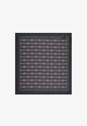 Jedwabny kwadratowy szalik z misternym wzorem szaro-czerwonych motywów kwiatowych na czarnym tle, z kontrastującą ramką.