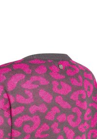 Maglione con stampa leopardata rosa su una base grigia. Presenta un colletto a coste e un piccolo logo sulla parte posteriore. Tessuto lavorato a maglia con una superficie morbida.