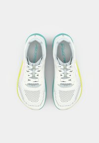 Baskets de course blanches en mesh avec des accents turquoise, des détails roses et jaunes, un dessus texturé et des lacets plats. Design léger adapté pour un usage athlétique.