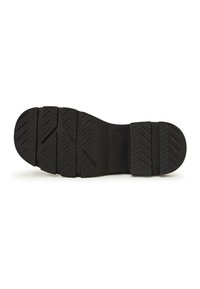 Talpa de cizme din cauciuc negru cu un model texturat, având un tălpic zigzag adânc pentru aderență și stabilitate. Marginile netede, fără marcaje vizibile.
