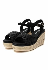 Sandali wedge neri con cinturini in tessuto intrecciato, cinturino alla caviglia regolabile e suola avvolta in juta. Accenti testurizzati e lisci.