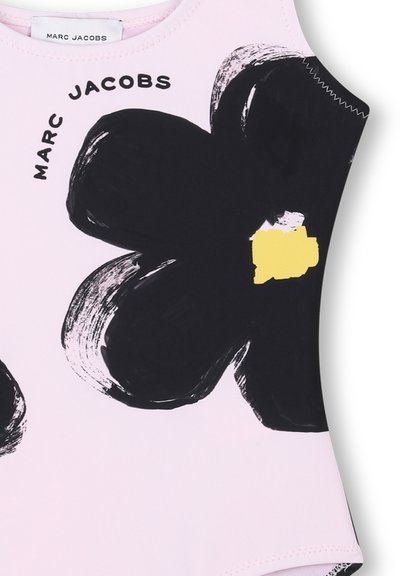 Maillot de bain rose avec de grands motifs floraux noirs et une petite touche jaune. L'étiquette indique "MARC JACOBS." Texture lisse et forme ajustée.