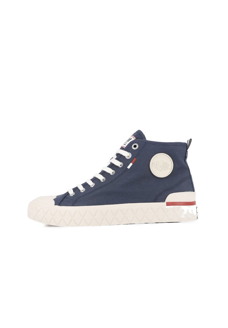 Baskets montantes de marine en toile. Comprennent des lacets blancs, un patch logo rond et une semelle en caoutchouc blanc texturé avec un accent rouge.