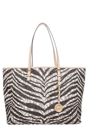 Sac fourre-tout avec des rayures zébrées marron et beige, des anses beiges, et un pendentif logo Michael Kors beige suspendu à une anse.