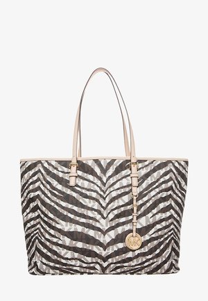 Tote-taske med brune og beige zebra-striber, beige håndtag og en beige Michael Kors-logo vedhæng hængende fra et håndtag.