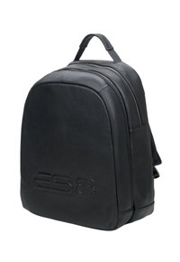 Czarny skórzany plecak o zaokrąglonym kształcie, z wytłoczonym logo, podwójnym zamknięciem na zamek i uchwytem na górze. Teksturowane wykończenie dodaje wymiaru.