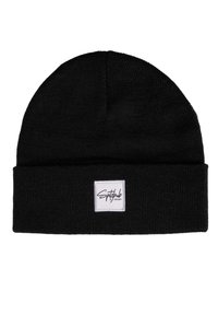 Zwarte gebreide beanie met een opgerolde rand. Bevat een wit label met zwarte tekst aan de voorkant. Textuurweefsel biedt warmte en comfort.