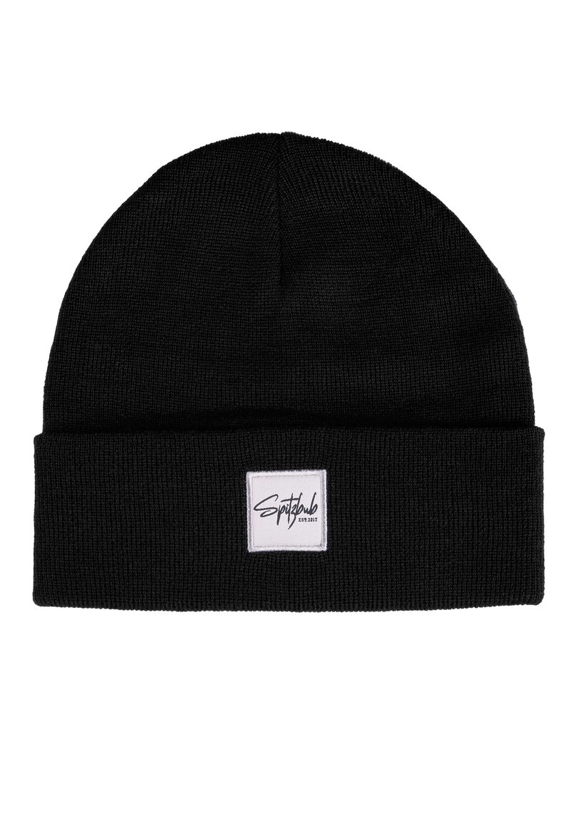 Zwarte gebreide beanie met een opgerolde rand. Bevat een wit label met zwarte tekst aan de voorkant. Textuurweefsel biedt warmte en comfort.
