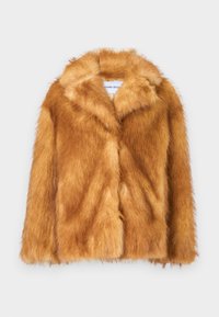 Manteau en fausse fourrure marron court, avec un large col, une coupe ouverte et une surface douce et texturée, au fit régulier et sans fermetures visibles.