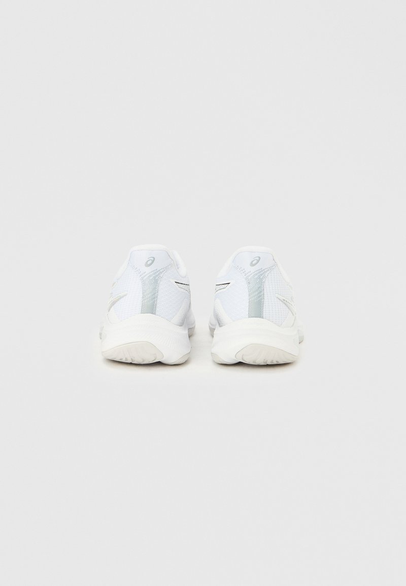 Paire de chaussures de course blanches avec semelles texturées et tissu en mesh, vues de dos sur un fond clair uni.