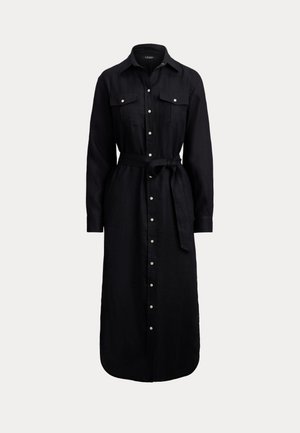 Μακρυμάνικο midi φόρεμα πουκαμίσα σε μαύρο χρώμα με κουμπιά στο μπροστινό μέρος, δύο τσέπες με καπάκι στο στήθος, γιακά και υφασμάτινη ζώνη δεμένη στη μέση.