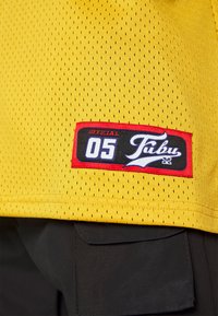 FUBU VARSITY - T-shirt estampada - gold