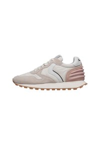 Sneaker beige chiaro realizzato in materiali scamosciati e in pelle, con accenti bianchi, suola in gomma testurizzata e un distintivo design del tallone rosa a strati.