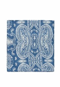 Blå bandana-mønstret stof med hvide, intrikate designs, der indeholder paisley-mønstre, hjerter og blomster motiver, textured bomulds materiale.