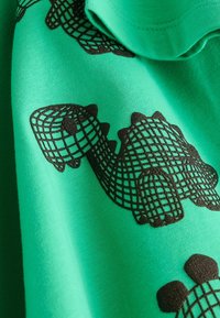 Next SHORT SLEEVE CHARACTER - Triko s potiskem - green black dinosaur