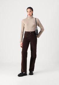 Vero Moda VMTESSA - Nohavice - chocolate torte