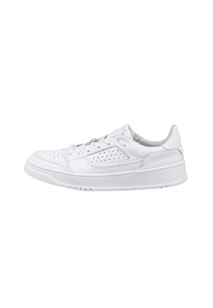 Weiße, flache Leder-Sneaker mit perforiertem Seitenpanel, Schnürverschluss und dickem Gummisohle auf einem schlichten weißen Hintergrund.