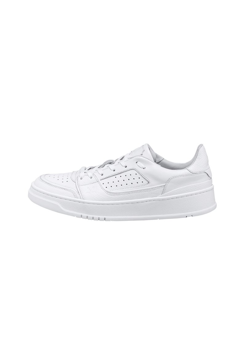 Sneaker bassa bianca in pelle con pannello laterale perforato, chiusura con lacci e suola in gomma spessa su uno sfondo bianco uniforme.