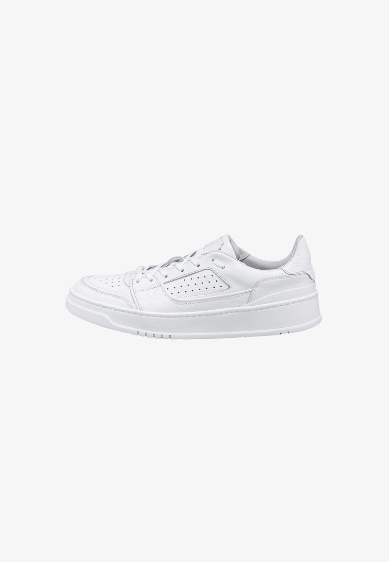 Sneaker bassa bianca in pelle con pannello laterale perforato, chiusura con lacci e suola in gomma spessa su uno sfondo bianco uniforme.