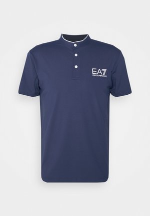 Polo azul-marinho com colarinho alto, palas de botão duplo e acentos brancos. Apresenta um logótipo EA7 na área do lado esquerdo do peito. Material macio.