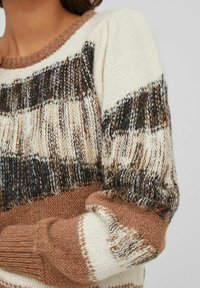 Strickpullover mit horizontalen Streifen in Braun, Creme und Schwarz. Strukturiertes Gewebe und gerippte Bündchen. Runder Halsausschnitt und lockere Passform.