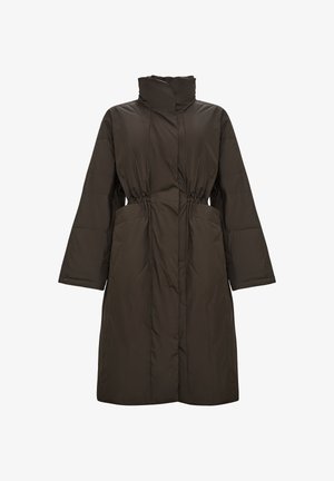 Tummanruskea pitkä toppatakki korkealla kauluksella, joustavalla vyötäröyksityiskohdalla, pitkillä hihoilla ja suurilla etutaskuilla.