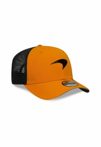 Pomarańczowa czapka baseballowa z czarną siateczkową tylną częścią, z wyraźnym czarnym logo Nike oraz zakrzywionym daszkiem. Zawiera oznaczenie rozmiaru młodzieżowego.