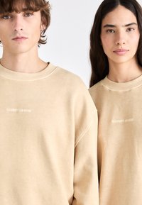 Tommy Jeans CLASSIC CREW UNISEX - Sweatshirt - gentle gold