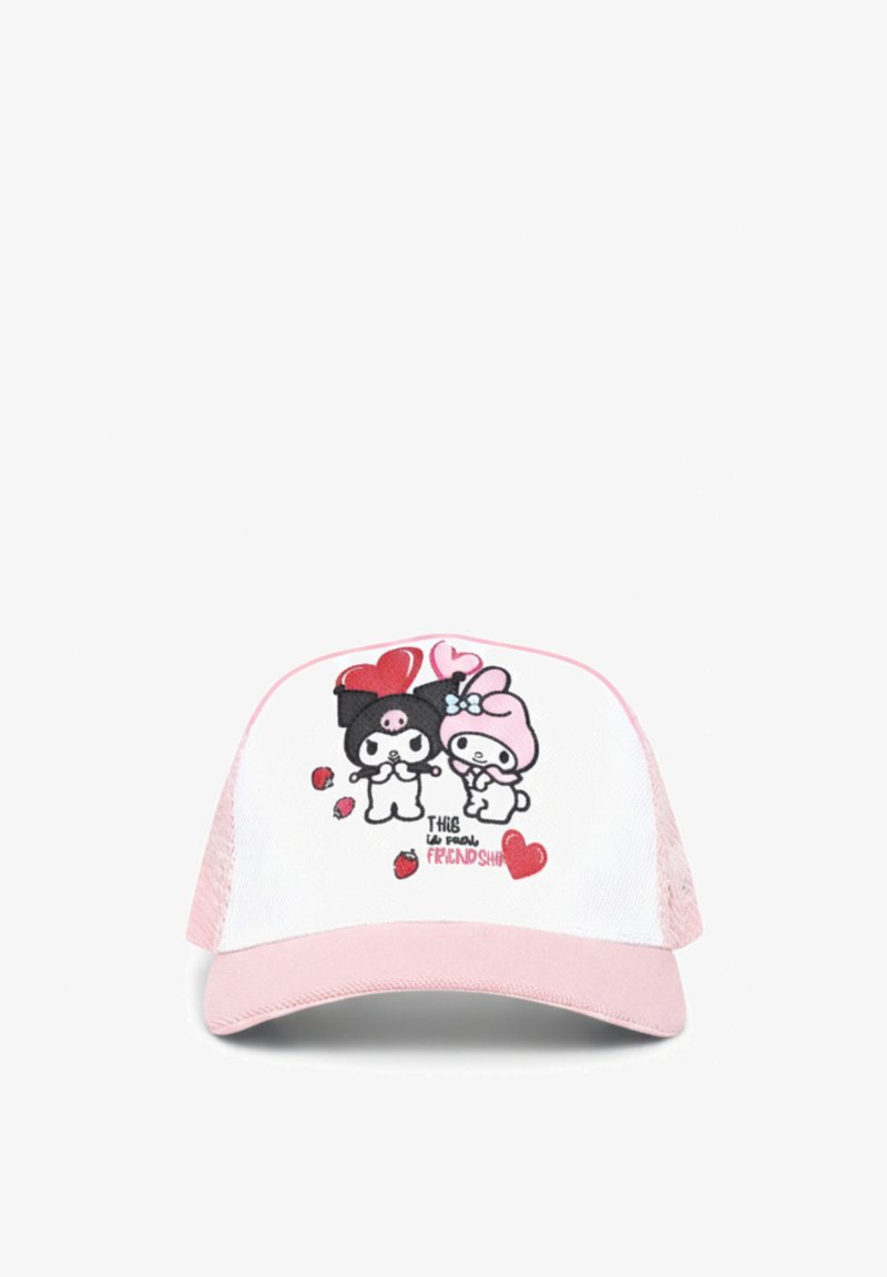 Cappellino rosa e bianco con personaggi dei cartoni animati, cuori, fragole e testo a tema amicizia sul pannello frontale.