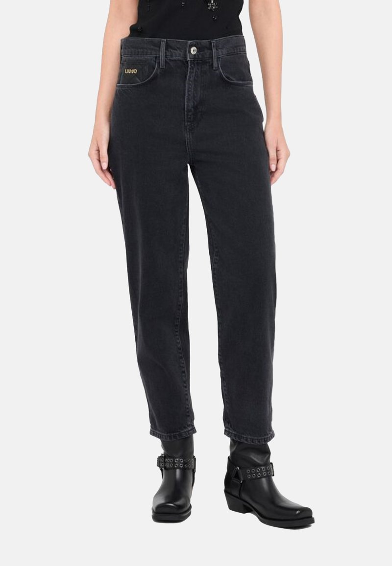 Jeans in denim nero con vita alta e design a gamba dritta. Presentano tasche frontali, chiusura con zip e un accento dorato del logo sulla cintura.