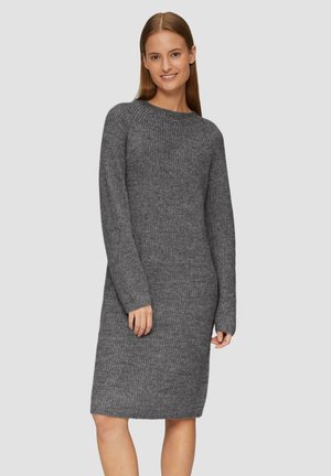 Graues Strickkleid, lange Ärmel, gerippte Textur, knielang, runder Hals. Keine Muster oder sichtbare Hardware.