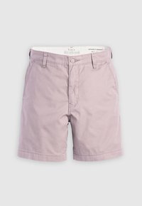 Shorts chino violet clair en coton, avec fermeture par bouton et fermeture éclair, poches latérales, et ourlet cousu. Design authentique à coupe droite.