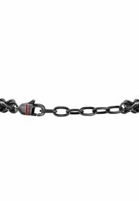 Collana in catena nera con maglie ovali e un gancio, con un distintivo accento rosso sul gancio. Texture liscia.