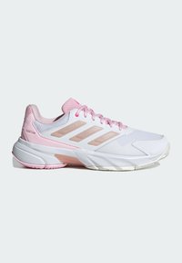 Hvid og pink sportssneaker med beige striber, polstret krave og polstret sål vist fra siden på en lys baggrund.