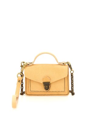 Piccola borsa a mano rettangolare in pelle color cuoio con manico superiore, pattina frontale, chiusura nera e tracolle in pelle e catena metallica attaccate.